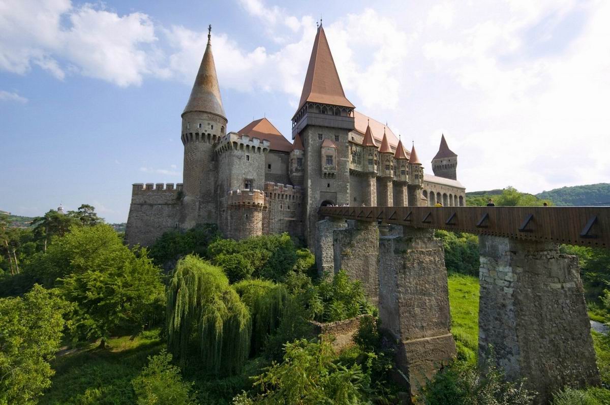 corvin_castle_hunedoara_transylvania_romania-576092.jpg